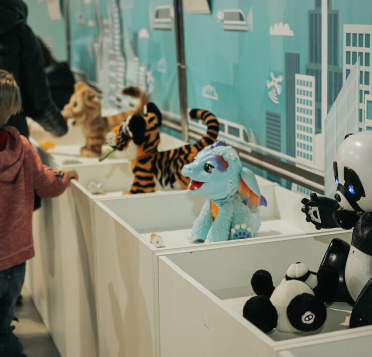 «Μακριά από το παιδικό δωμάτιο»: Γιατί οι ειδικοί προειδοποιούν τους γονείς για τα παιχνίδια τεχνητής νοημοσύνης (και τι κρύβουν πραγματικά)