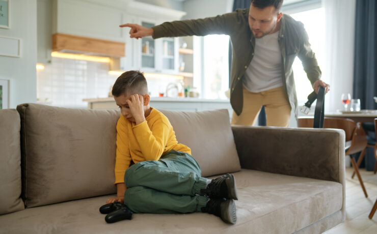 Πειθαρχία χωρίς τιμωρίες: Γιατί οι φωνές δεν «πιάνουν» και πώς να κερδίσετε τον σεβασμό του παιδιού σας (χωρίς μάχες)