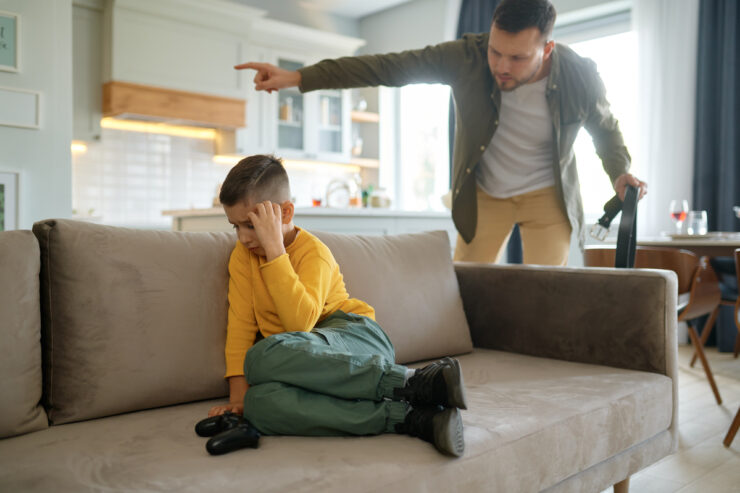 Πειθαρχία χωρίς τιμωρίες: Γιατί οι φωνές δεν «πιάνουν» και πώς να κερδίσετε τον σεβασμό του παιδιού σας (χωρίς μάχες)