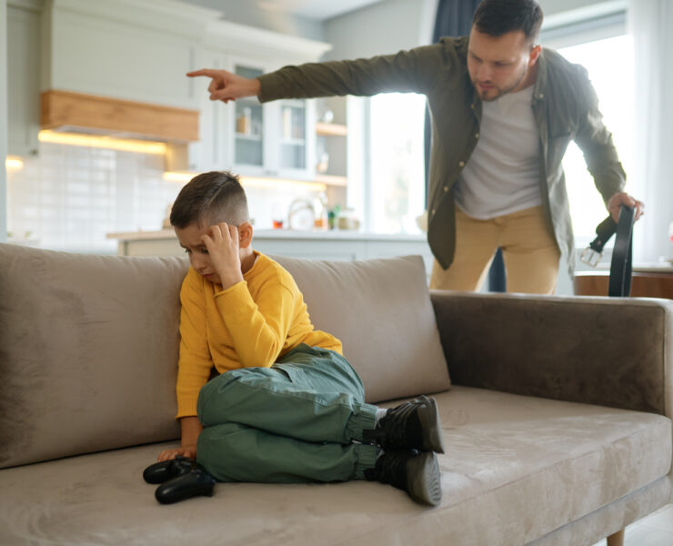 Πειθαρχία χωρίς τιμωρίες: Γιατί οι φωνές δεν «πιάνουν» και πώς να κερδίσετε τον σεβασμό του παιδιού σας (χωρίς μάχες)