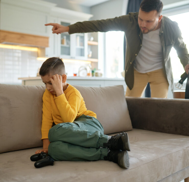 Πειθαρχία χωρίς τιμωρίες: Γιατί οι φωνές δεν «πιάνουν» και πώς να κερδίσετε τον σεβασμό του παιδιού σας (χωρίς μάχες)