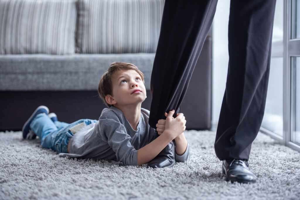 Πειθαρχία χωρίς τιμωρίες: Γιατί οι φωνές δεν «πιάνουν» και πώς να κερδίσετε τον σεβασμό του παιδιού σας (χωρίς μάχες)