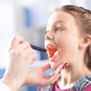 Πονόλαιμος: Ο απόλυτος οδηγός για γονείς – πώς να τον προλάβετε και να τον «νικήσετε» πριν ταλαιπωρήσει όλη την οικογένεια