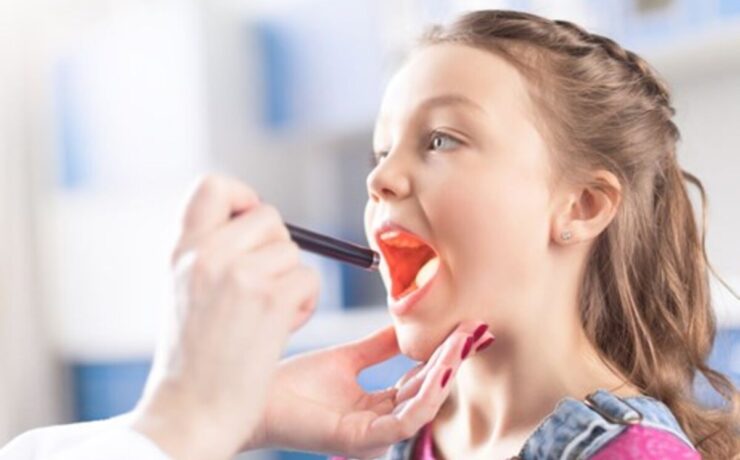 Πονόλαιμος: Ο απόλυτος οδηγός για γονείς – πώς να τον προλάβετε και να τον «νικήσετε» πριν ταλαιπωρήσει όλη την οικογένεια