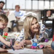 Ψηφιακός «επαναπροσδιορισμός»: 7 απλοί τρόποι να αλλάξετε τις σχέσεις της οικογένειάς σας με τις οθόνες το 2026