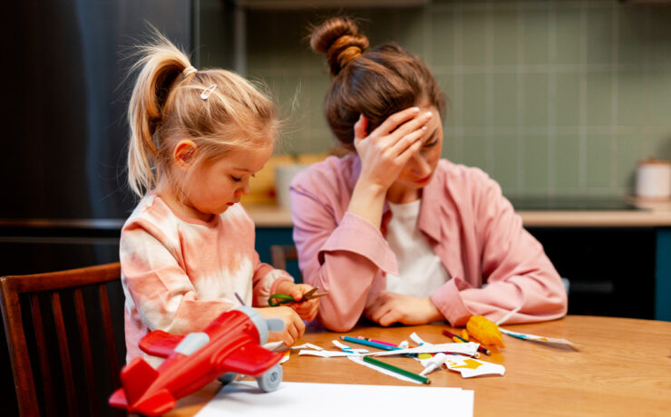 Θετική διαπαιδαγώγηση: 5 στρατηγικές για να γίνεις ο γονιός που θέλεις (ακόμα και όταν τα νεύρα σου είναι χάλια)