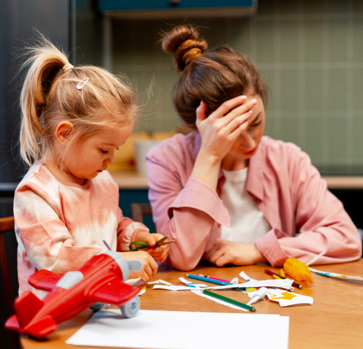 Θετική διαπαιδαγώγηση: 5 στρατηγικές για να γίνεις ο γονιός που θέλεις (ακόμα και όταν τα νεύρα σου είναι χάλια)