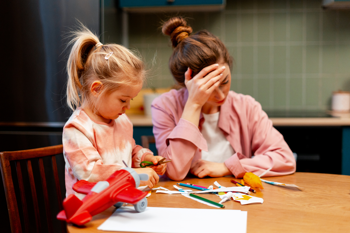 Θετική διαπαιδαγώγηση: 5 στρατηγικές για να γίνεις ο γονιός που θέλεις (ακόμα και όταν τα νεύρα σου είναι χάλια)