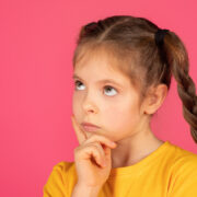 Το παιδί μου «κολλάει» στις σκέψεις του: Πώς να το βοηθήσω όταν αναλύει υπερβολικά τα πάντα (για να ηρεμήσει το μυαλό του)