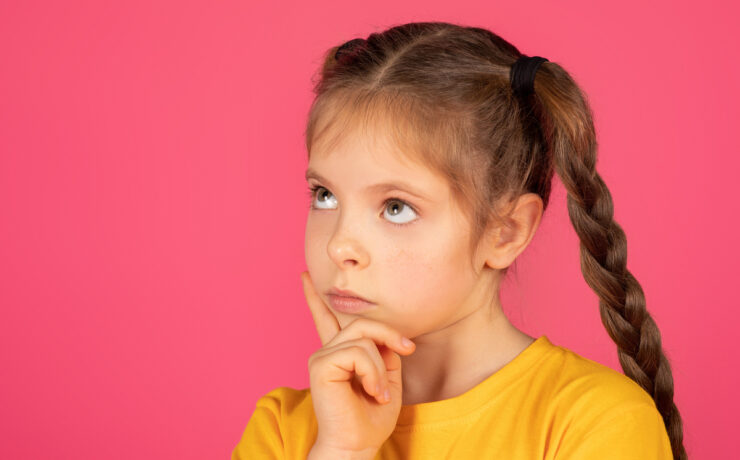 Το παιδί μου «κολλάει» στις σκέψεις του: Πώς να το βοηθήσω όταν αναλύει υπερβολικά τα πάντα (για να ηρεμήσει το μυαλό του)