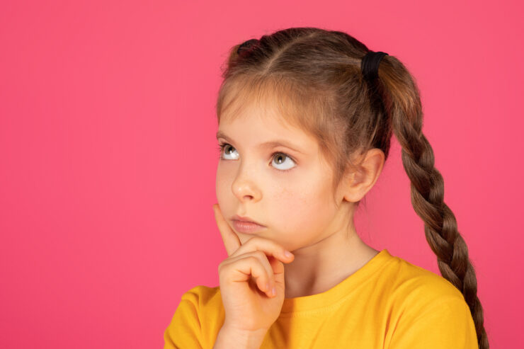 Το παιδί μου «κολλάει» στις σκέψεις του: Πώς να το βοηθήσω όταν αναλύει υπερβολικά τα πάντα (για να ηρεμήσει το μυαλό του)