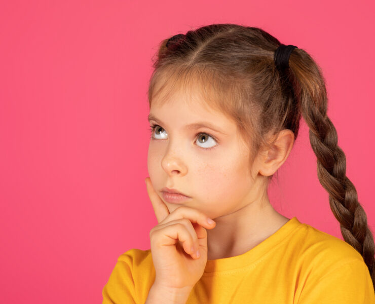 Το παιδί μου «κολλάει» στις σκέψεις του: Πώς να το βοηθήσω όταν αναλύει υπερβολικά τα πάντα (για να ηρεμήσει το μυαλό του)