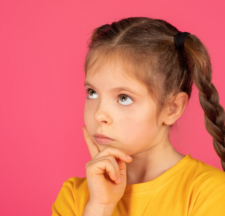 Το παιδί μου «κολλάει» στις σκέψεις του: Πώς να το βοηθήσω όταν αναλύει υπερβολικά τα πάντα (για να ηρεμήσει το μυαλό του)