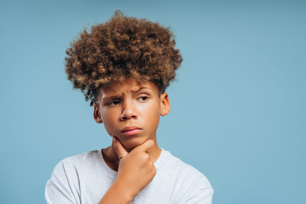 Το παιδί μου «κολλάει» στις σκέψεις του: Πώς να το βοηθήσω όταν αναλύει υπερβολικά τα πάντα (για να ηρεμήσει το μυαλό του)