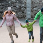 Βοηθάς απλώς… ή βιάζεσαι να κάνεις τα πάντα; Πώς να καταλάβεις αν είσαι από τους «υπερπροστατευτικούς γονείς»