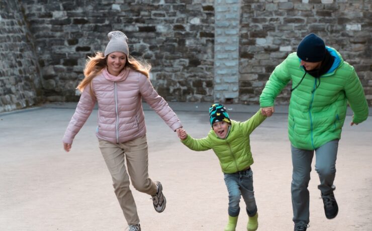 Βοηθάς απλώς… ή βιάζεσαι να κάνεις τα πάντα; Πώς να καταλάβεις αν είσαι από τους «υπερπροστατευτικούς γονείς»