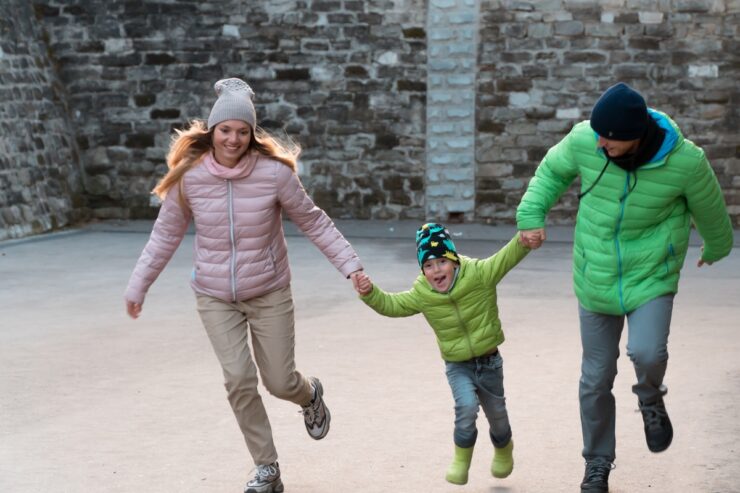 Βοηθάς απλώς… ή βιάζεσαι να κάνεις τα πάντα; Πώς να καταλάβεις αν είσαι από τους «υπερπροστατευτικούς γονείς»