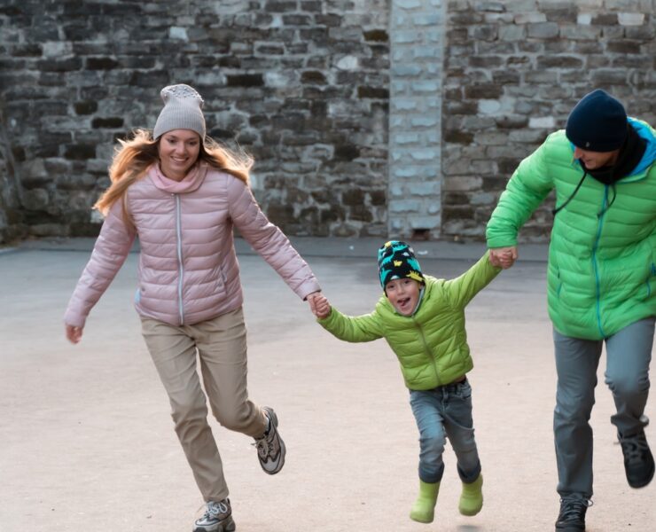 Βοηθάς απλώς… ή βιάζεσαι να κάνεις τα πάντα; Πώς να καταλάβεις αν είσαι από τους «υπερπροστατευτικούς γονείς»