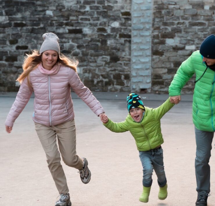 Βοηθάς απλώς… ή βιάζεσαι να κάνεις τα πάντα; Πώς να καταλάβεις αν είσαι από τους «υπερπροστατευτικούς γονείς»