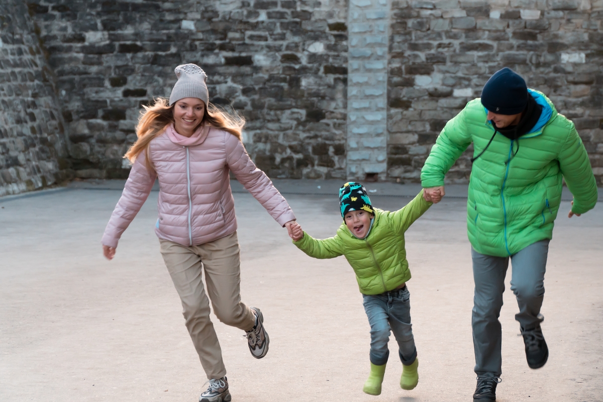 Βοηθάς απλώς… ή βιάζεσαι να κάνεις τα πάντα; Πώς να καταλάβεις αν είσαι από τους «υπερπροστατευτικούς γονείς»