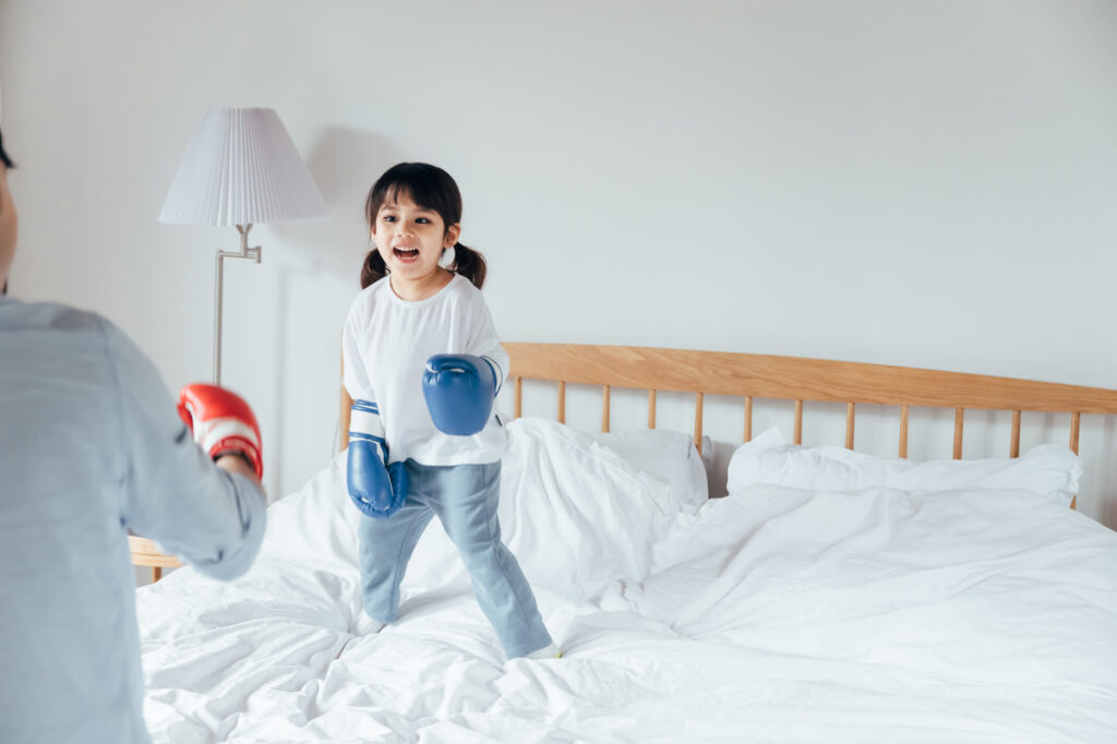 Βοηθάς απλώς… ή βιάζεσαι να κάνεις τα πάντα; Πώς να καταλάβεις αν είσαι από τους «υπερπροστατευτικούς γονείς»