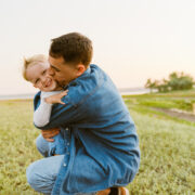 Ανθεκτικότητα: Οδηγός ανατροφής για παιδιά που μαθαίνουν να σηκώνονται όταν πέφτουν – αποφεύγοντας τη «σκληρή αγάπη»