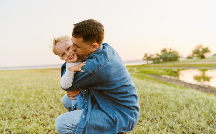 Ανθεκτικότητα: Οδηγός ανατροφής για παιδιά που μαθαίνουν να σηκώνονται όταν πέφτουν – αποφεύγοντας τη «σκληρή αγάπη»