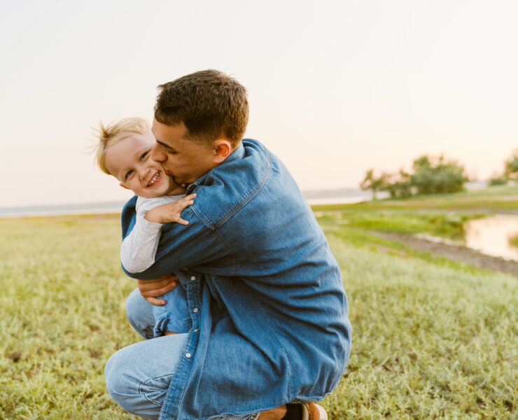 Ανθεκτικότητα: Οδηγός ανατροφής για παιδιά που μαθαίνουν να σηκώνονται όταν πέφτουν – αποφεύγοντας τη «σκληρή αγάπη»
