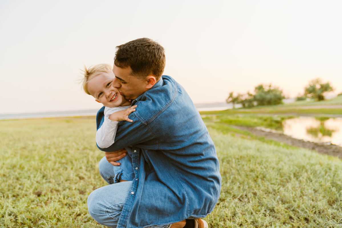 Ανθεκτικότητα: Οδηγός ανατροφής για παιδιά που μαθαίνουν να σηκώνονται όταν πέφτουν – αποφεύγοντας τη «σκληρή αγάπη»