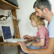 Το παιδί σας «χακάρει» το μέλλον με AI; 5 τρόποι να εξασφαλίσετε ασφαλές διαδίκτυο για παιδιά και αποδοτική μάθηση