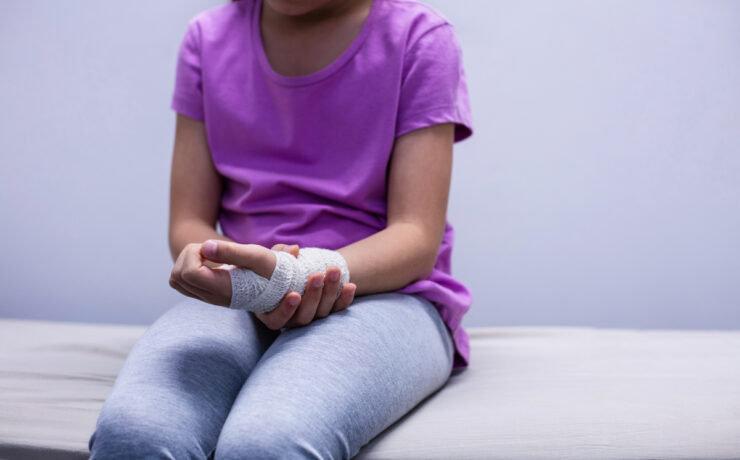 Αθλητικοί τραυματισμοί: Πώς να στηρίξετε το παιδί σας όταν τα όνειρά του μπαίνουν στον «πάγο»