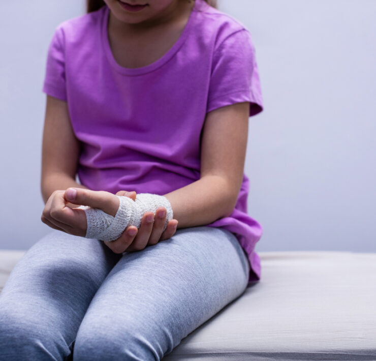 Αθλητικοί τραυματισμοί: Πώς να στηρίξετε το παιδί σας όταν τα όνειρά του μπαίνουν στον «πάγο»