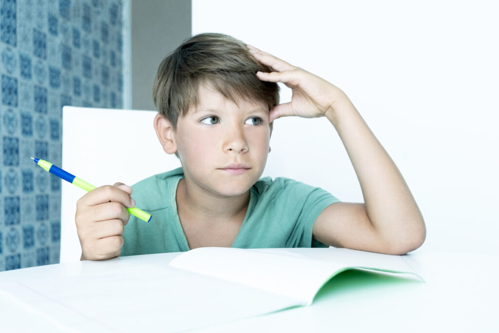 Διάσπαση προσοχής: Είναι φυσιολογικό να μην συγκεντρώνεται το παιδί μου; Ο πλήρης οδηγός για γονείς