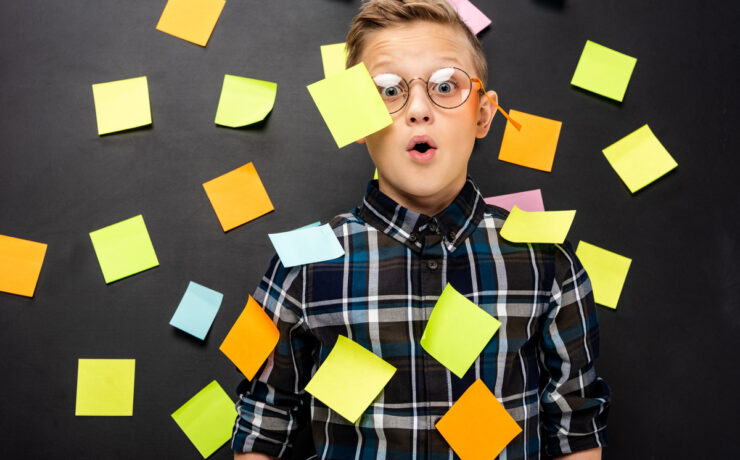 Διάσπαση προσοχής: Είναι φυσιολογικό να μην συγκεντρώνεται το παιδί μου; Ο πλήρης οδηγός για γονείς