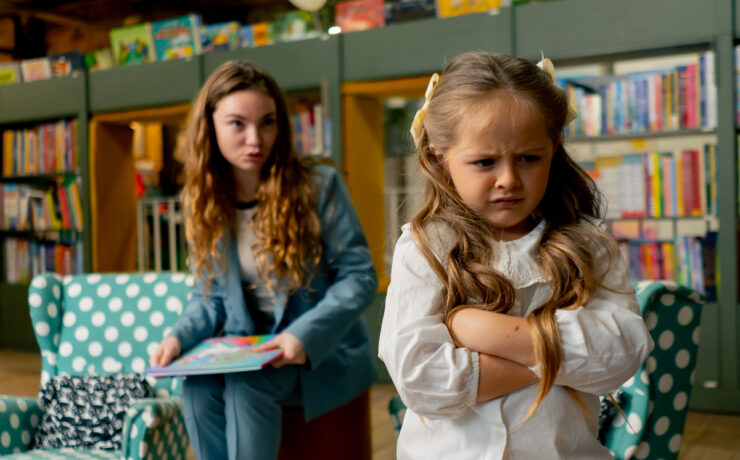 Το παιδί γκρινιάζει; Δείτε πώς θα του μάθετε να κάνει υπομονή (χωρίς να χάσετε τη δική σας!)