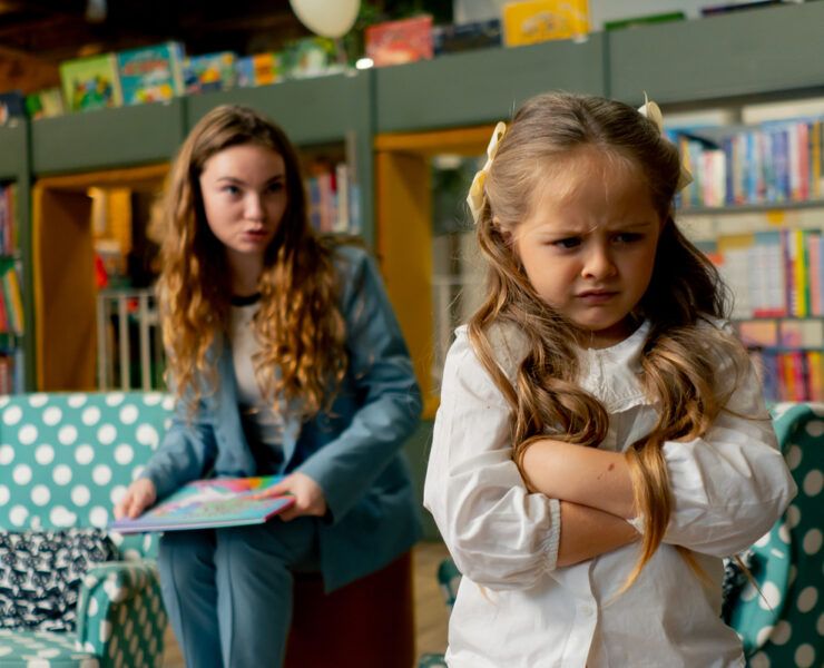 Το παιδί γκρινιάζει; Δείτε πώς θα του μάθετε να κάνει υπομονή (χωρίς να χάσετε τη δική σας!)