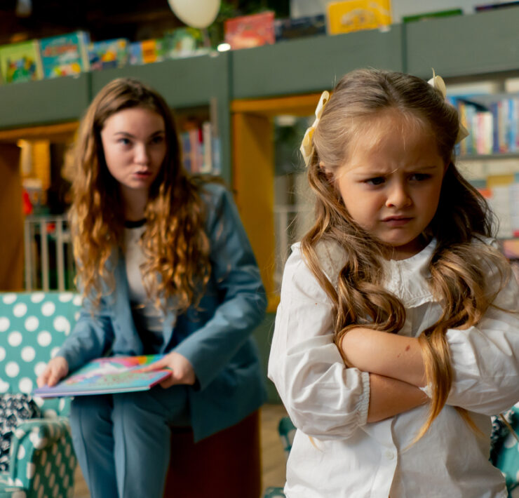 Το παιδί γκρινιάζει; Δείτε πώς θα του μάθετε να κάνει υπομονή (χωρίς να χάσετε τη δική σας!)