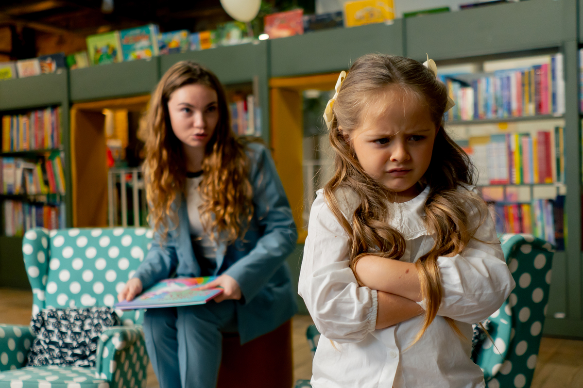 Το παιδί γκρινιάζει; Δείτε πώς θα του μάθετε να κάνει υπομονή (χωρίς να χάσετε τη δική σας!)