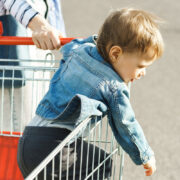 Το παιδί ουρλιάζει στο σούπερ μάρκετ; Μην πανικοβάλλεστε! 4 κινήσεις «ματ» για να σώσετε την κατάσταση (και την ψυχραιμία σας)