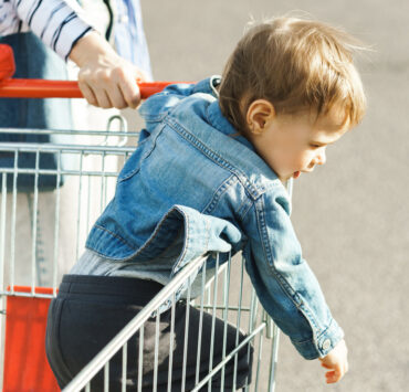 Το παιδί ουρλιάζει στο σούπερ μάρκετ; Μην πανικοβάλλεστε! 4 κινήσεις «ματ» για να σώσετε την κατάσταση (και την ψυχραιμία σας)