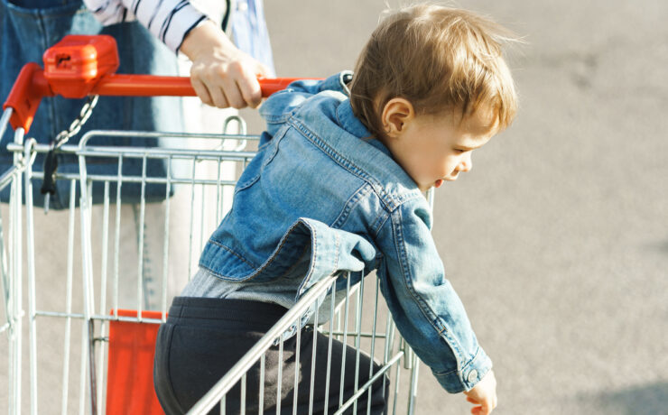 Το παιδί ουρλιάζει στο σούπερ μάρκετ; Μην πανικοβάλλεστε! 4 κινήσεις «ματ» για να σώσετε την κατάσταση (και την ψυχραιμία σας)