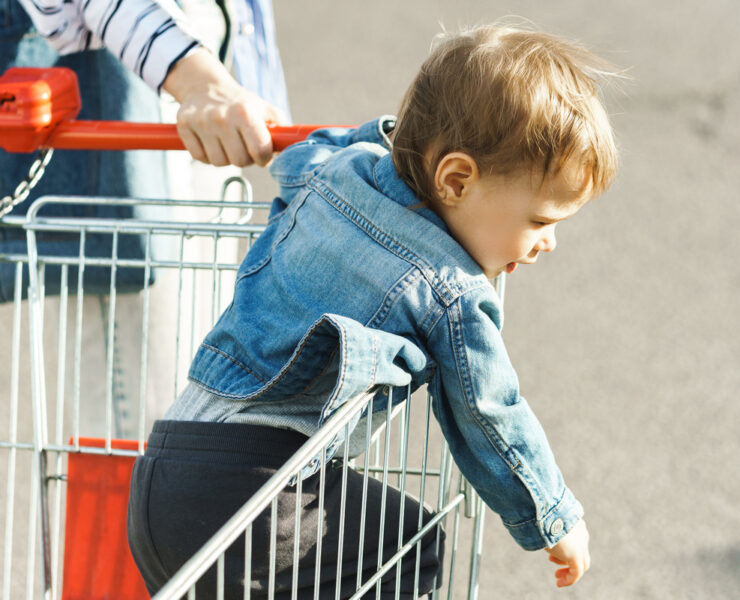 Το παιδί ουρλιάζει στο σούπερ μάρκετ; Μην πανικοβάλλεστε! 4 κινήσεις «ματ» για να σώσετε την κατάσταση (και την ψυχραιμία σας)
