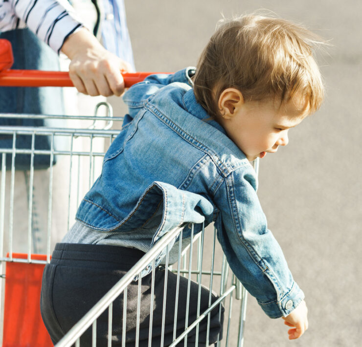 Το παιδί ουρλιάζει στο σούπερ μάρκετ; Μην πανικοβάλλεστε! 4 κινήσεις «ματ» για να σώσετε την κατάσταση (και την ψυχραιμία σας)