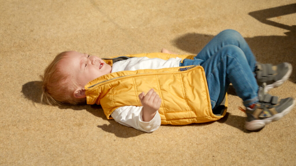 Το παιδί ουρλιάζει στο σούπερ μάρκετ; Μην πανικοβάλλεστε! 4 κινήσεις «ματ» για να σώσετε την κατάσταση (και την ψυχραιμία σας)