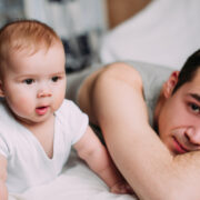 «Είμαι μια χαρά…»: Γιατί οι νέοι μπαμπάδες κρύβουν την επιλόχεια κατάθλιψη (και πώς να τους βοηθήσεις να ζητήσουν βοήθεια)