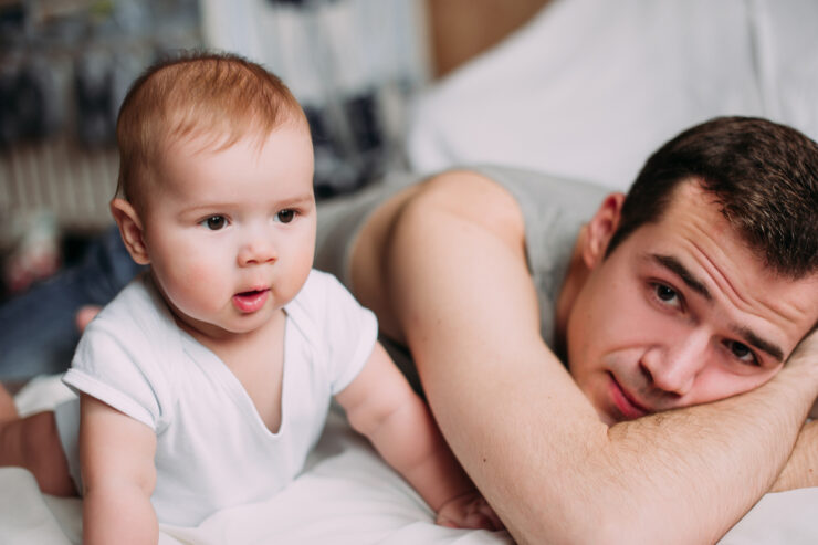 «Είμαι μια χαρά…»: Γιατί οι νέοι μπαμπάδες κρύβουν την επιλόχεια κατάθλιψη (και πώς να τους βοηθήσεις να ζητήσουν βοήθεια)