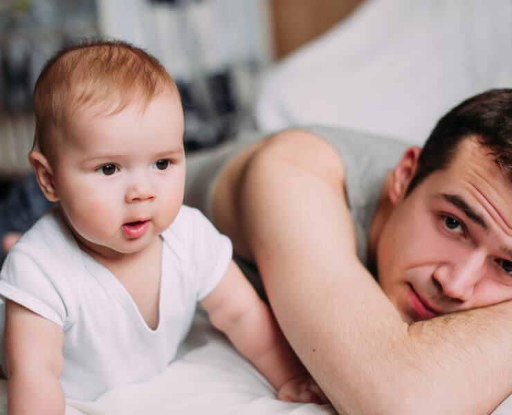 «Είμαι μια χαρά…»: Γιατί οι νέοι μπαμπάδες κρύβουν την επιλόχεια κατάθλιψη (και πώς να τους βοηθήσεις να ζητήσουν βοήθεια)