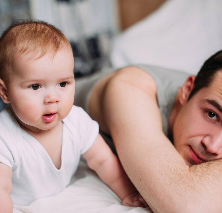 «Είμαι μια χαρά…»: Γιατί οι νέοι μπαμπάδες κρύβουν την επιλόχεια κατάθλιψη (και πώς να τους βοηθήσεις να ζητήσουν βοήθεια)