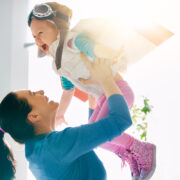 Γιατί τρέχεις να τα «φτιάξεις» όλα για το παιδί σου; Η ψυχολογική αλήθεια που πρέπει να μάθεις τώρα που είναι μικρό