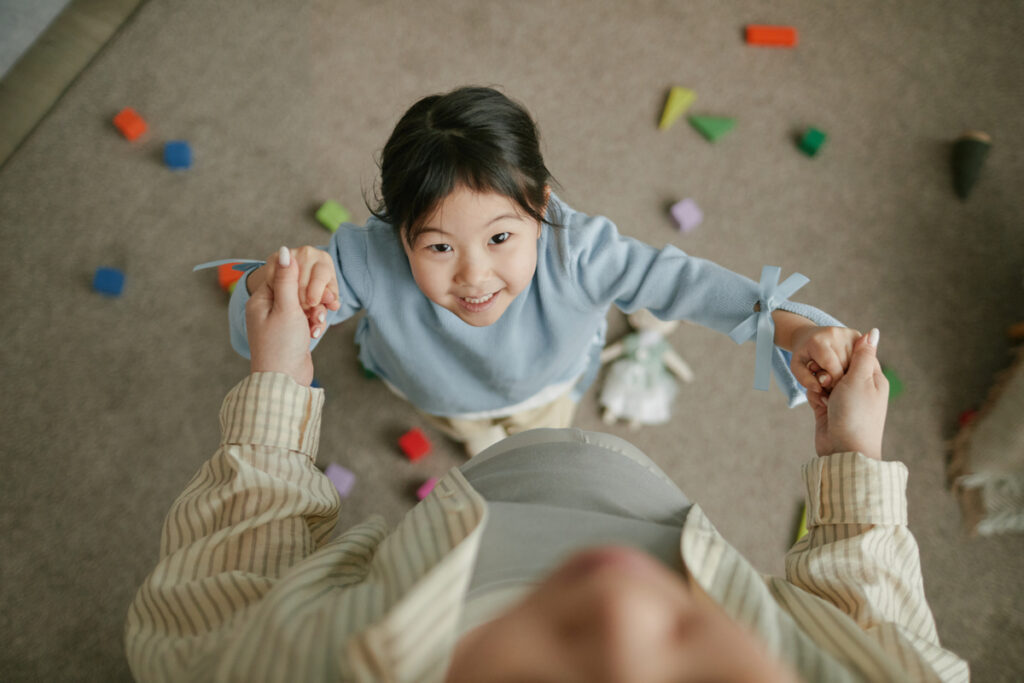 Γιατί τρέχεις να τα «φτιάξεις» όλα για το παιδί σου; Η ψυχολογική αλήθεια που πρέπει να μάθεις τώρα που είναι μικρό